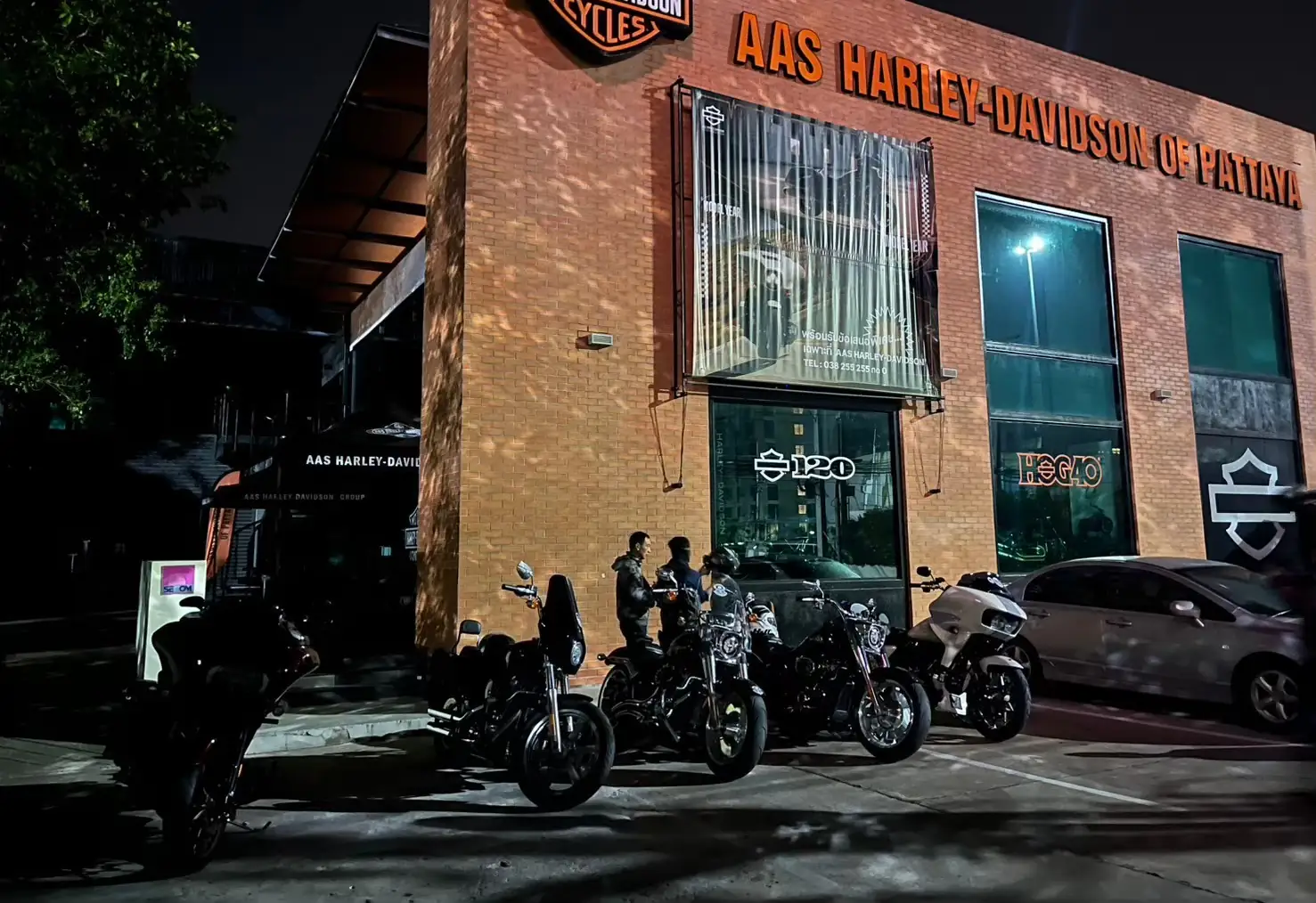 รถของแชปเตอร์หน้า AAS Harley-Davidson of Pattaya ยามค่ำคืน